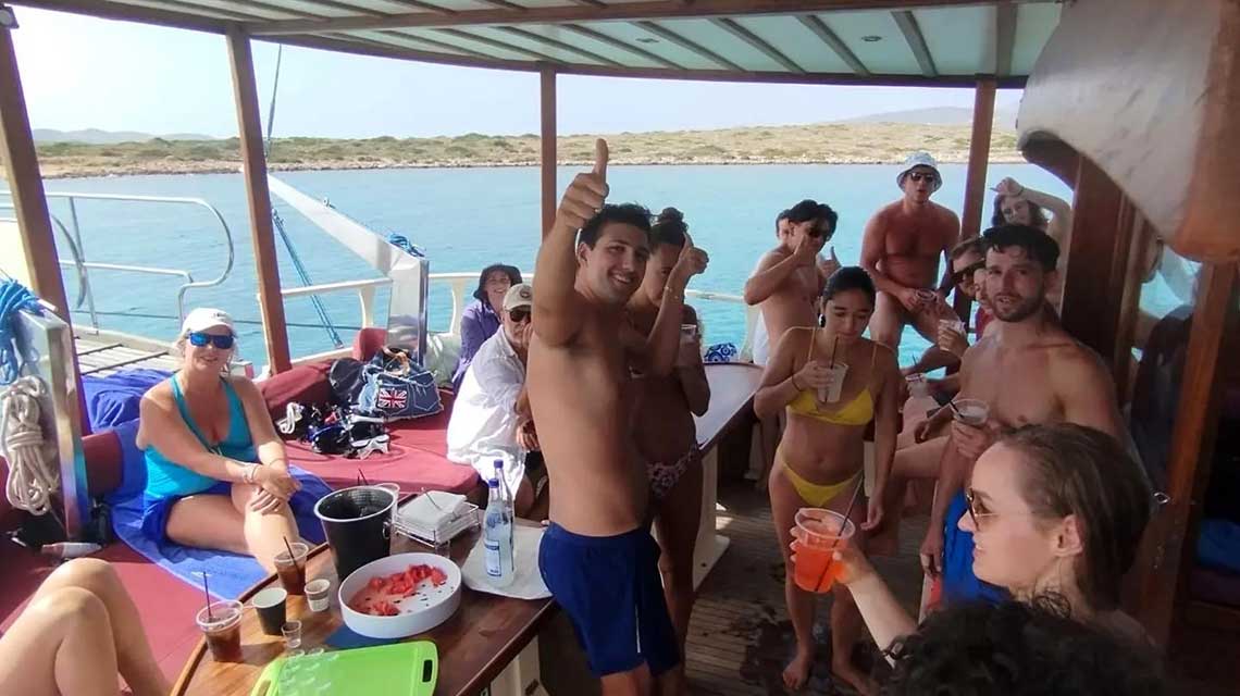 Paros boat tour with new friends